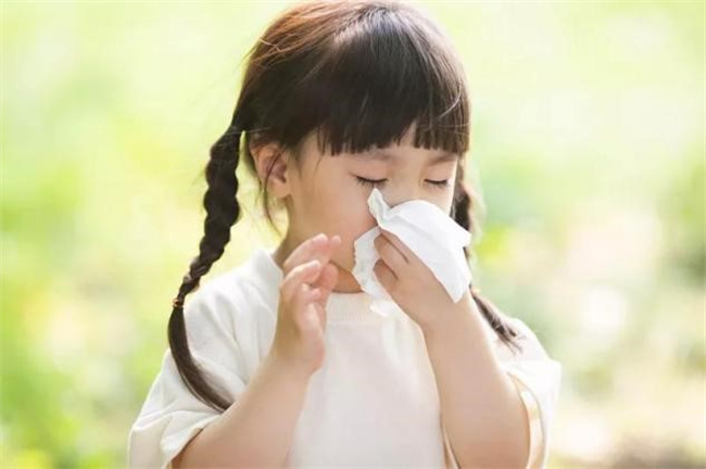 孩子总是流鼻涕时的护理方法（热敷，按摩，使用吸鼻器）