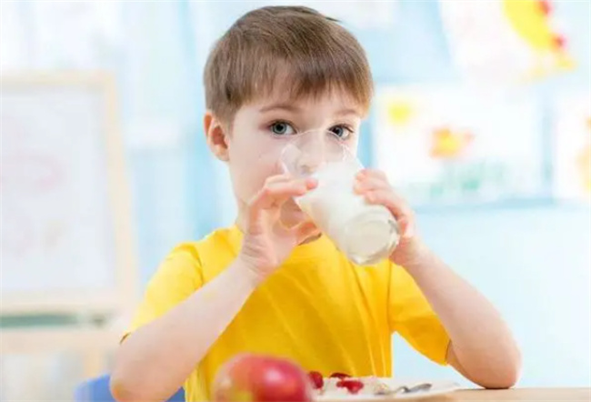 一岁的孩子是否可以喝纯牛奶