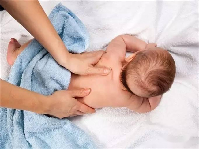 如何正确给婴儿进行胸部按摩