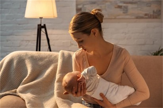 母乳断奶的正确方法与注意事项，缓慢过渡为宝宝提供全面营养