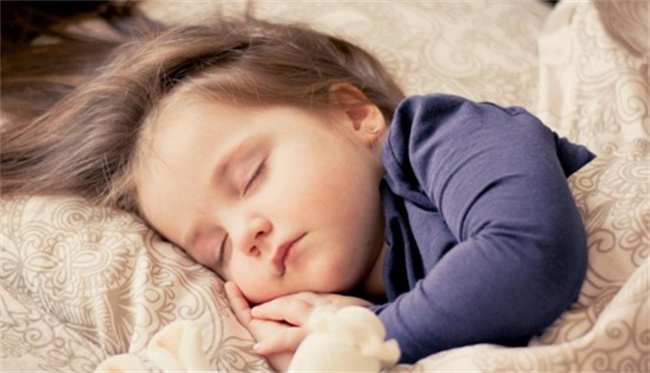 孩子睡觉出汗：热量过高、消化不良、焦虑紧张等原因及应对方法