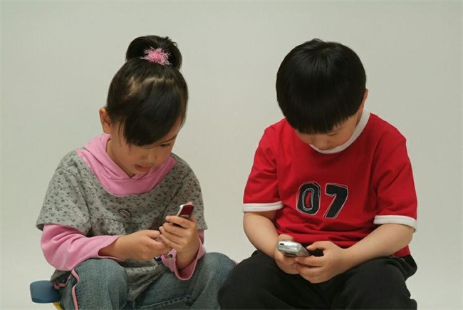为什么孩子爱玩手机