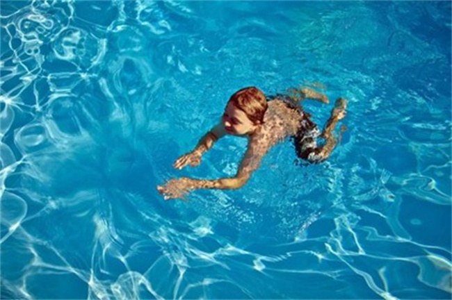 孩子喜欢游泳那么该怎么教导