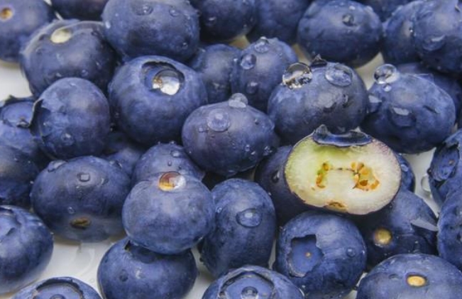  蓝莓的五大功效：保护眼睛、增强免疫力、抗氧化、延缓衰老和提升记忆力