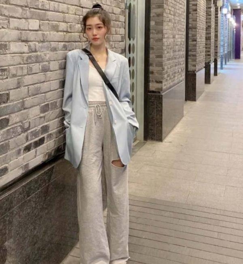 时尚灰裤子穿搭指南：百搭伴侣、鞋子搭配和腿粗女生的时尚解决方案