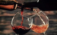 红酒的多重益处：从保护心血管到助消化，探究健康生活的秘密