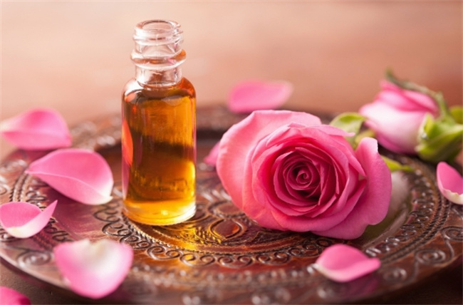 玫瑰精油：美丽肌肤的神奇保养秘籍