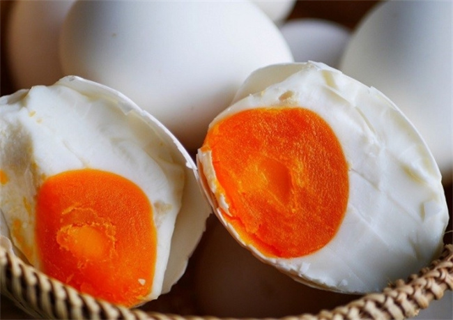 探秘咸鸭蛋的独特腌制法：香满口的秘密