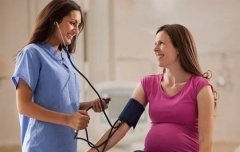当孕妇的血压低: 缓解与饮食相关的低血压