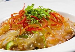 凉拌海蜇皮：一道娴熟技艺与精选食材的佳肴