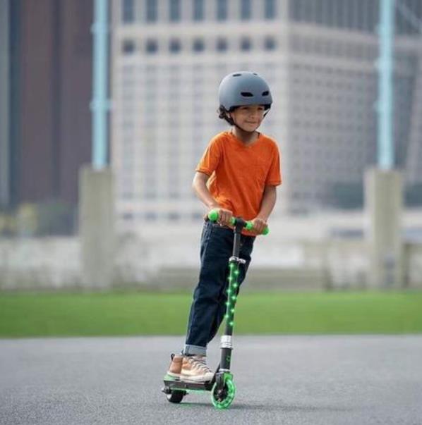 探索滑板乐趣：多款儿童滑板车的选择与玩法