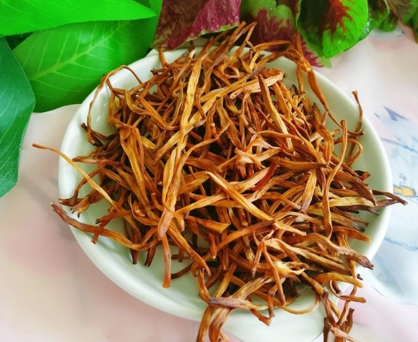 ＂干黄花菜的功效与作用：清热解毒，健脑抗衰老，降胆固醇＂