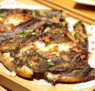 香煎碟鱼头，家常美味的制作方法与烹饪技巧」