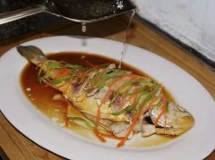 微波炉大师陈蓓教你巧制美味蒸鱼，鲜嫩可口饕餮盛宴