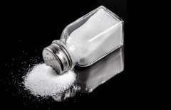 解析不吃盐的危害：食盐对身体的重要性远不止于调味