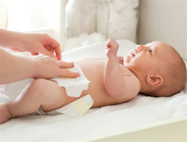 如何选择宝宝的尿布：尿不湿、纸尿片和纸尿裤的区别与使用技巧