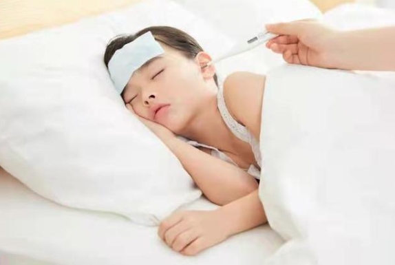 应对小儿夜间发烧：专家推荐的快速退烧方法