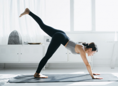 健身房瑜伽练习指南：5个基础动作助你深度拉伸身体