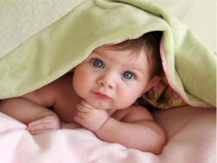 满月宝宝成长特征：头部发育、表情变化与行为进展