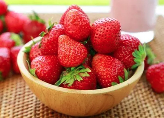 孕妇吃草莓的专业解读：胎儿发育关键时刻的呵护