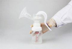 母乳喂养利器解析：手动吸奶器正确使用步骤和注意事项