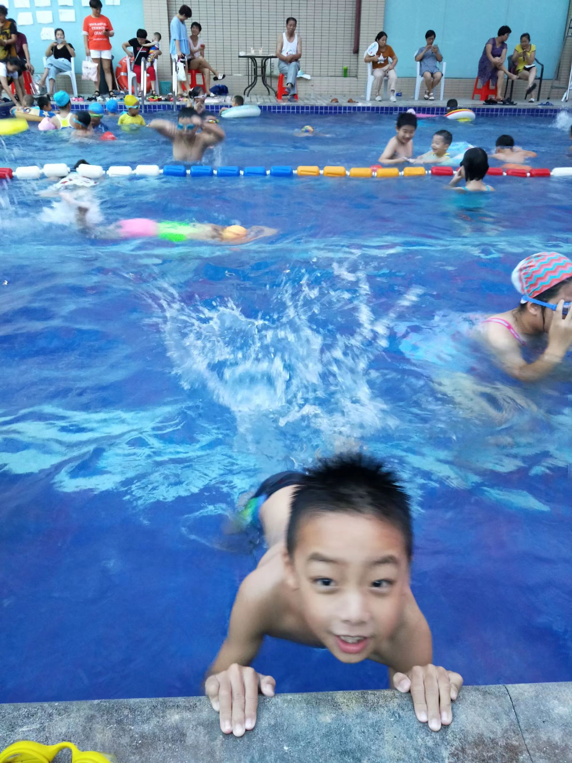 男童学游泳被教练用浮板砸头，眼角膜破裂！勇于投诉不适任老师，不当管教不可成积习
