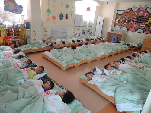 在妈妈的威胁利诱下，终于让孩子在幼儿园顺利午睡了。