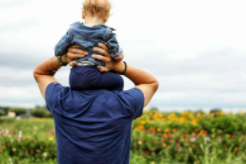 离异后从不缺席儿子重要时刻，用行动表达「爸爸一直都在」！离别让孩子感到焦虑，却也变得更独立