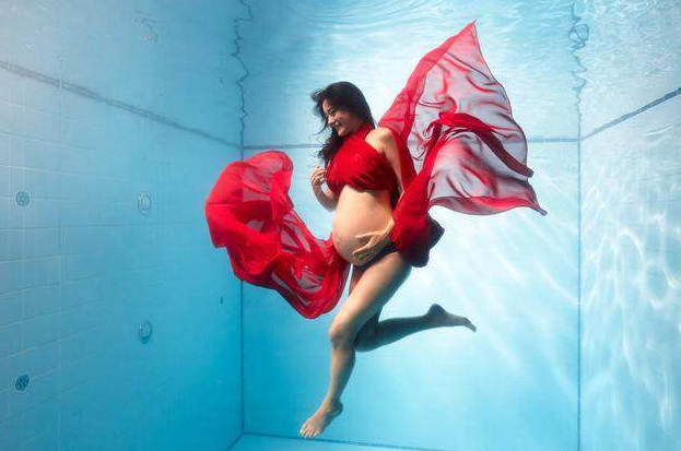 Janet 挺孕肚下水拍实境秀！  水模+水下摄影师 ，拍出史上最强户外实境节目  《决战水下伸展台》