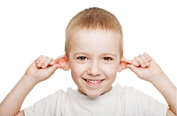 孩子耳部感染的 4 个迹象