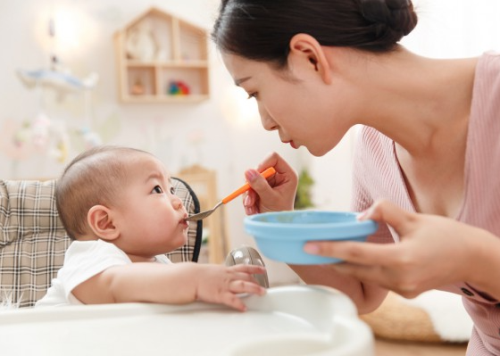 副食品过渡期掌握3大原则，降低饮食过敏，养出不挑食宝宝