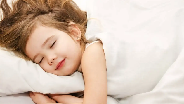 新手父母最常犯的8大宝宝睡眠错误训练习惯，明明睡前喂奶了，婴儿仍半夜哭闹？
