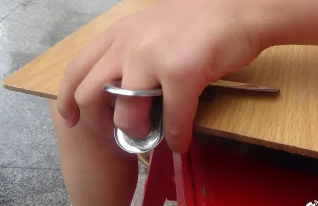 【影】男童手指卡「塑胶洞椅」血肿！消防员：手指卡住重要两步骤：抬高、冰敷！