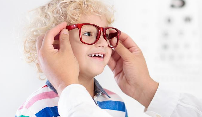 儿童近视率全世界第一！「最新型日抛隐形眼镜矫正」，疫情期间，也要注意孩童视力问题、记得定期追踪检查！