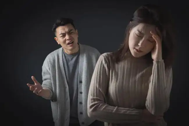 吃完饭碗筷不收、袜子总是乱丢！新婚夫妻磨合期，最常见的 7 个吵架引爆点