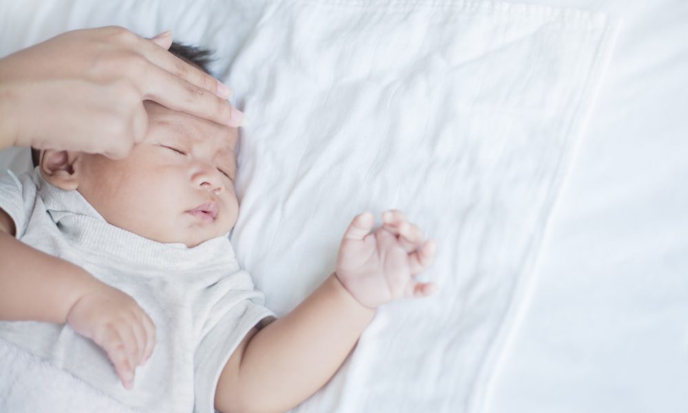 婴儿在睡觉时会哭泣: 7个常见原因以及如何安抚婴儿