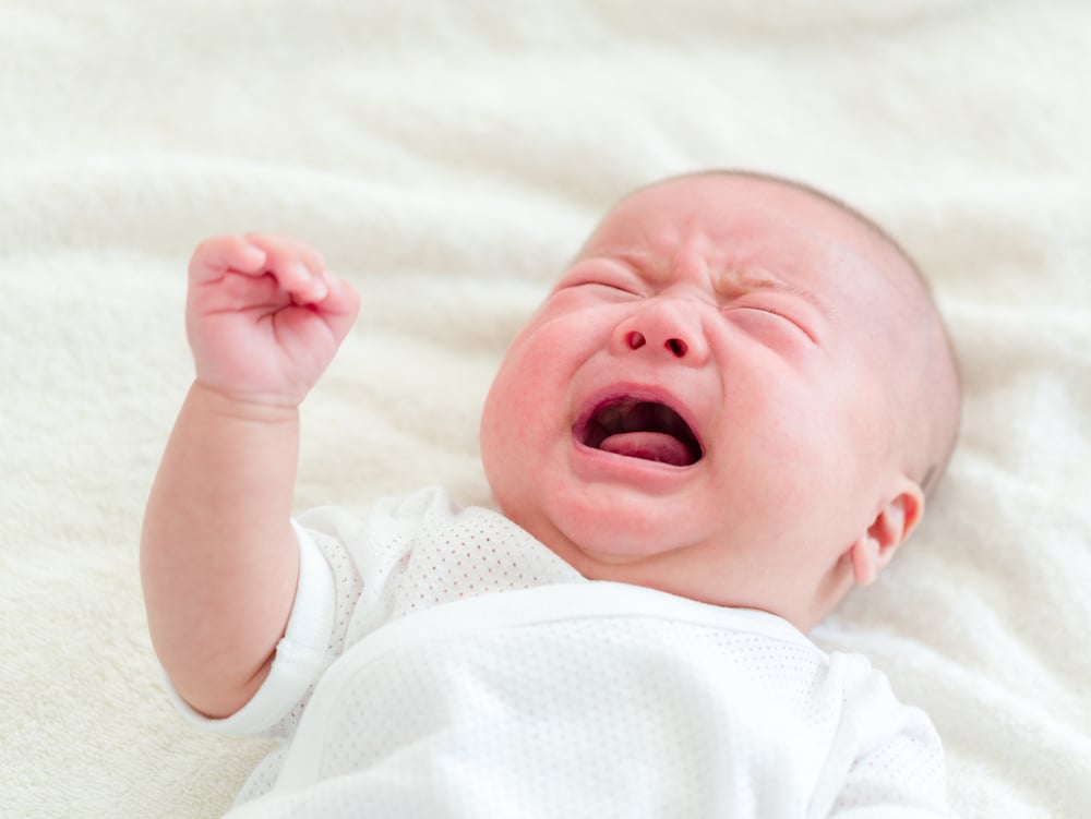 刚出生的宝宝睡觉时被抱起,就把宝宝放在床上哭怎么办?