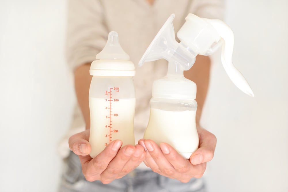 应该为孩子喝母乳吗: 母亲需要权衡益处和风险