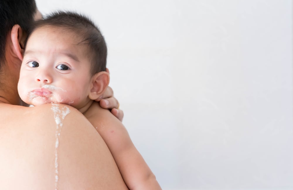 新生儿的尿液是粉红色的吗?如何识别宝宝何时出现泌尿问题