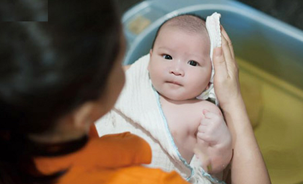如何安全地给婴儿洗澡有助于治疗皮疹,皮疹