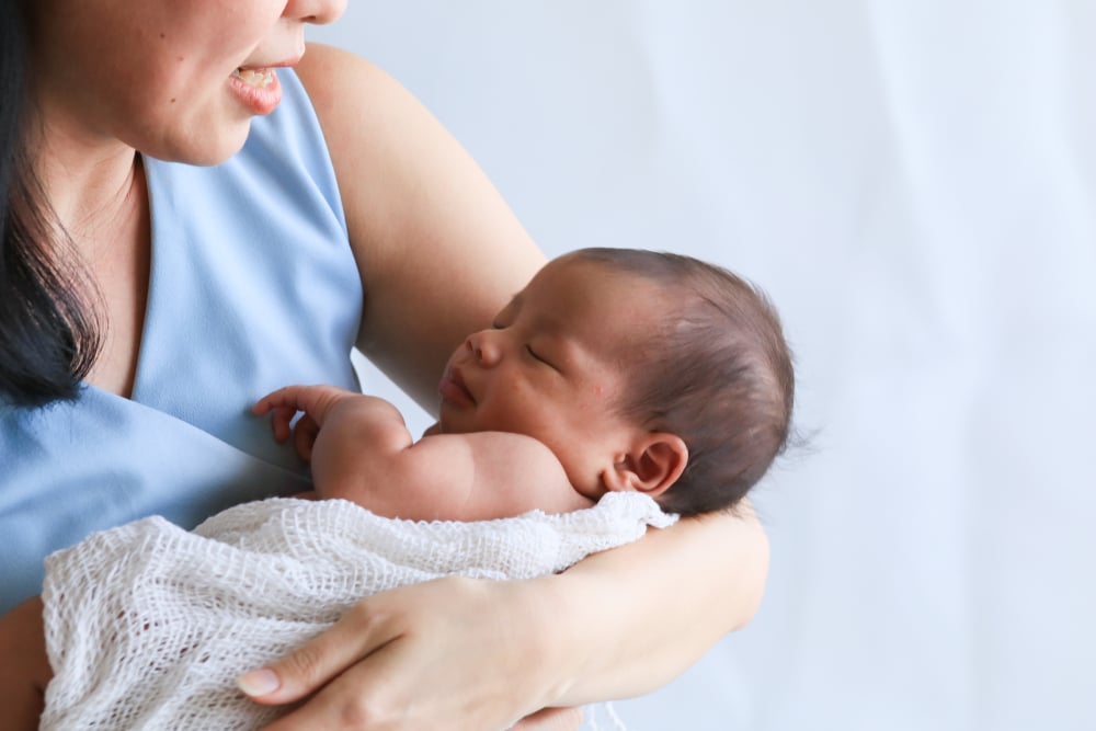 刚出生的宝宝睡觉时被抱起,就把宝宝放在床上哭怎么办?