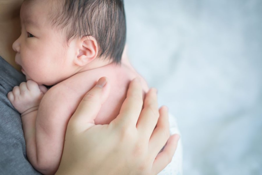 新生儿大便有酸味是正常还是异常?