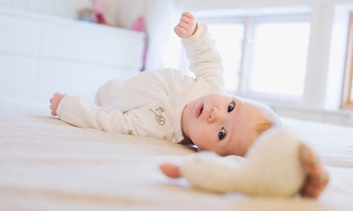 5个月大的孩子的睡眠: 妈妈应该注意什么,以便她可以在早上睡觉