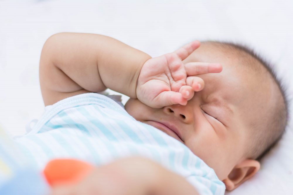 婴儿在睡觉时会哭泣: 7个常见原因以及如何安抚婴儿