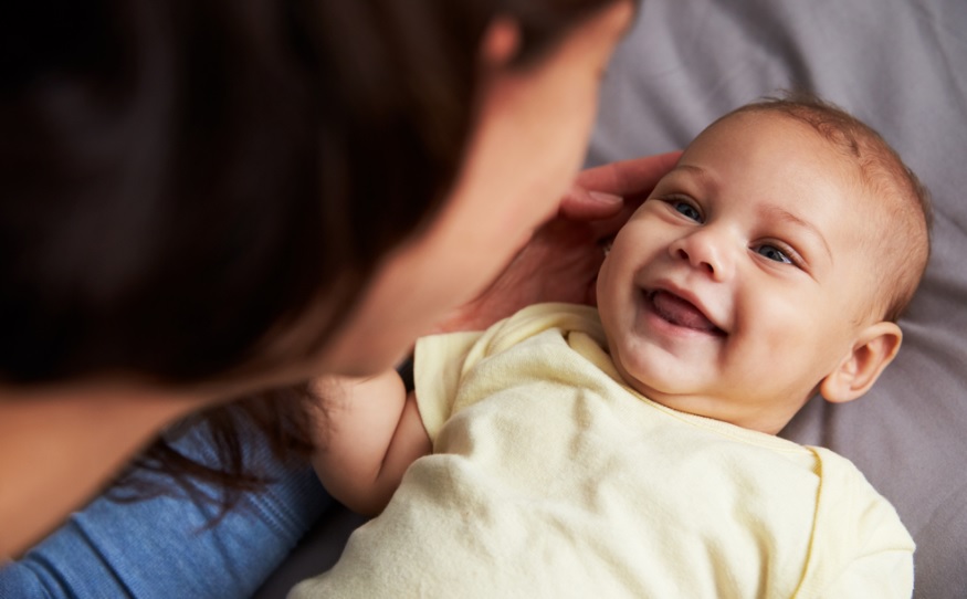 8周大婴儿的发育: 了解如何照顾好孩子!
