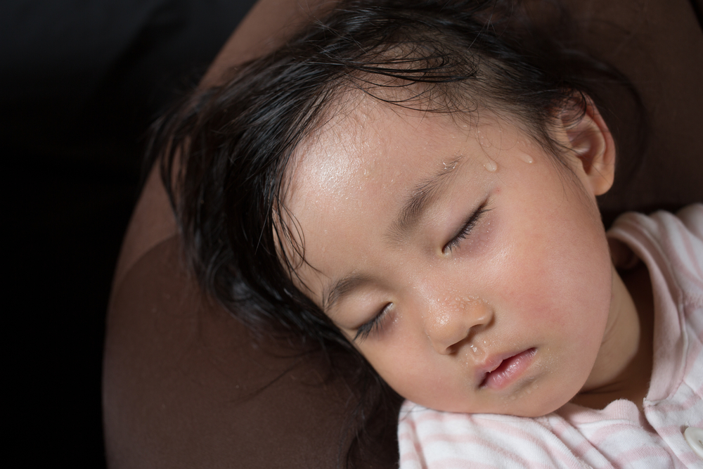 3岁的孩子在睡觉时出汗很多: 妈妈需要担心的原因,预防和何时?