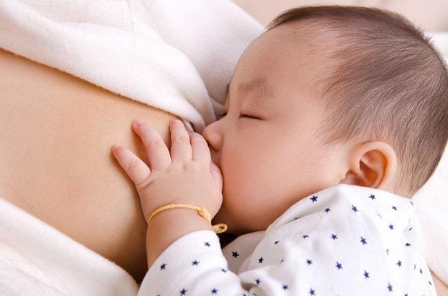 如何夜间喂养婴儿: 妈妈的10个必不可少的注意事项