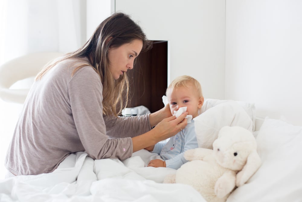4个月大的婴儿咳嗽和流鼻涕: 原因和治疗