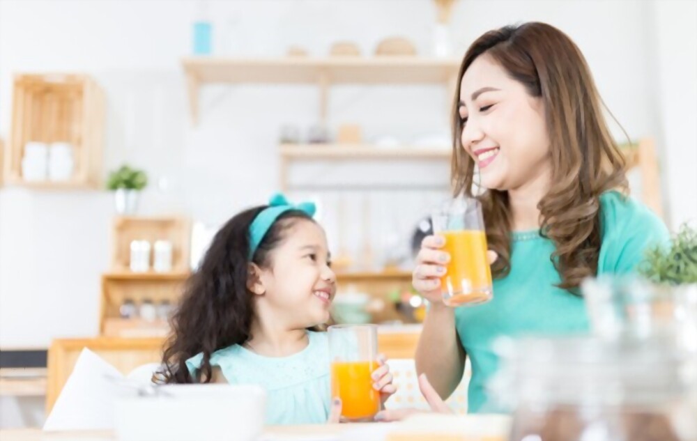 告诉妈妈如何为婴儿制作橙汁和蜂蜜,既美味又营养