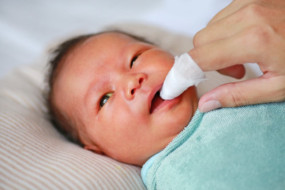 如何在不发烧的情况下用香葱吐舌给宝宝3个月零10天的牙齿